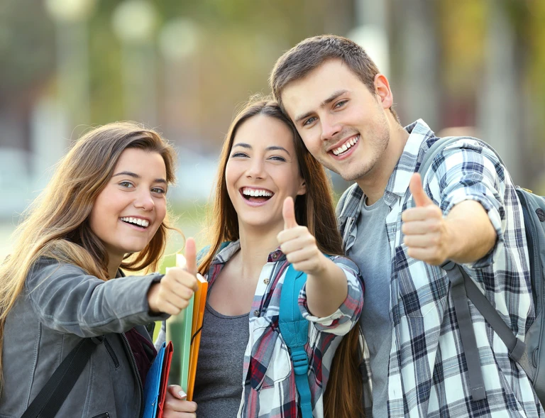 studenci z&nbsp;kciukami w&nbsp;górze