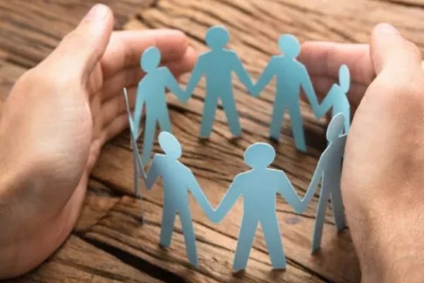 figurki ludzi i&nbsp;dłonie