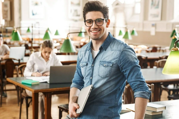 mężczyzna w&nbsp;sali lekcyjnej