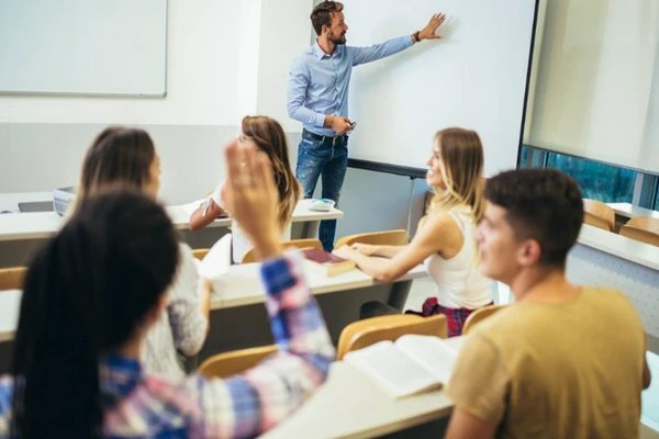 uczniowie w&nbsp;ławkach