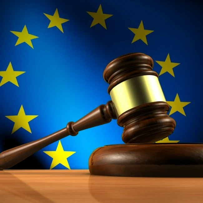 młotek sędziego i&nbsp;flaga ue