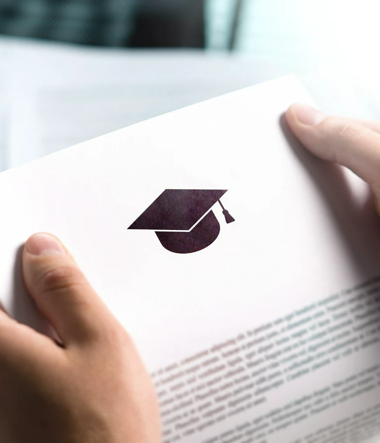 czapka studenta na&nbsp;dokumencie