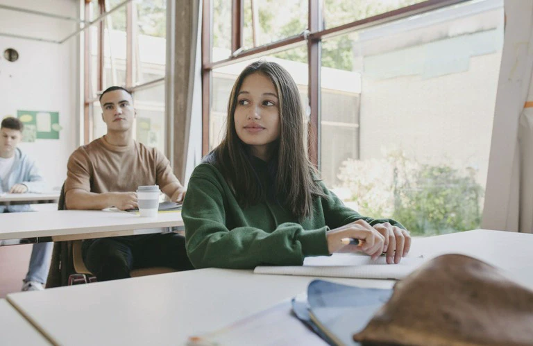 studentka w&nbsp;zielonej bluzie
