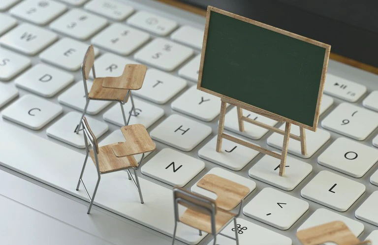 miniatury krzeseł i&nbsp;tablicy