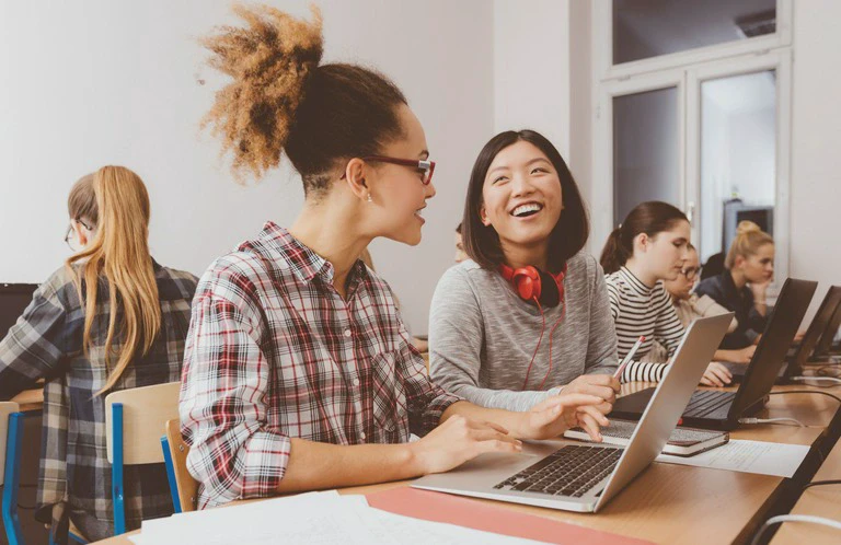 studenci podczas rozmowy