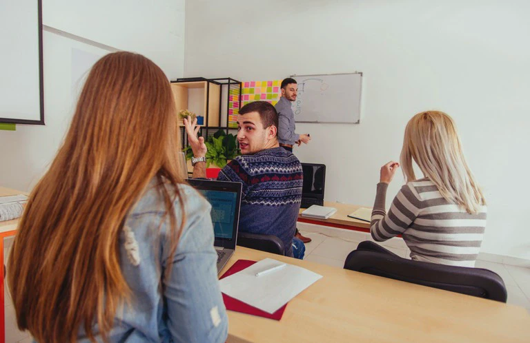 studenci w&nbsp;sali wykładowej