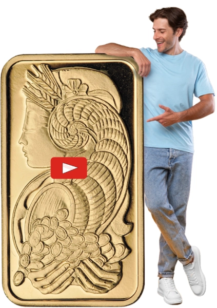 mężczyzna obok sztabki złota